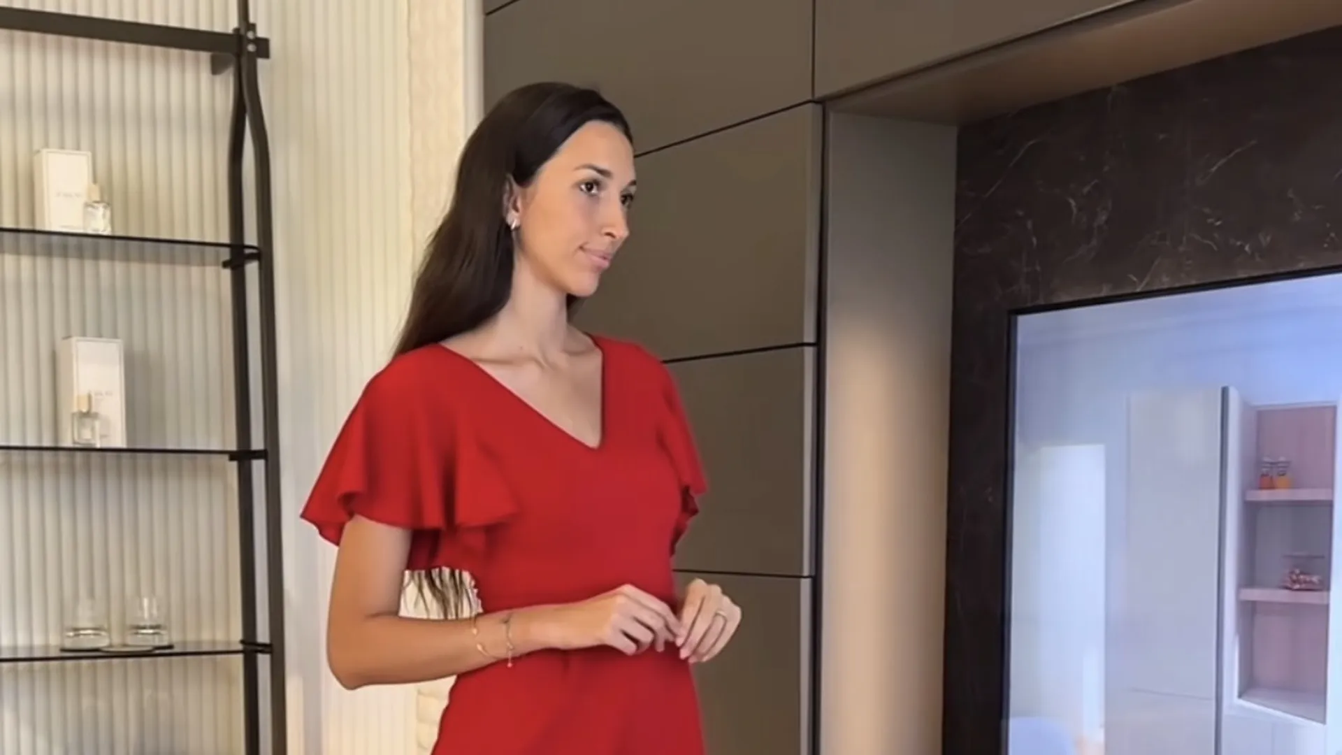 Consulenza nello showroom: una cliente ascolta la proposta davanti al progetto sul portatile